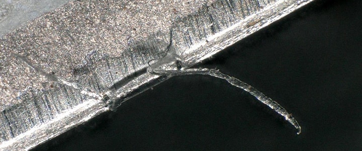 Imagen completamente enfocada de una rebaba capturada con el Microscopio Digital 4K Serie VHX
