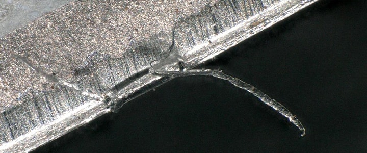 Imagen completamente enfocada de una rebaba capturada con el Microscopio Digital 4K Serie VHX