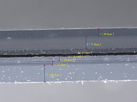 Medición del grosor de la sección transversal de una película multicapa utilizando el Microscopio Digital 4K Serie VHX