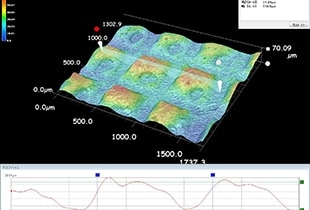 Observación y medición de botellas de plástico PET utilizando microscopios digitales