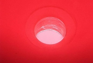 Observación y medición de dispensadores de aerosoles utilizando microscopios digitales